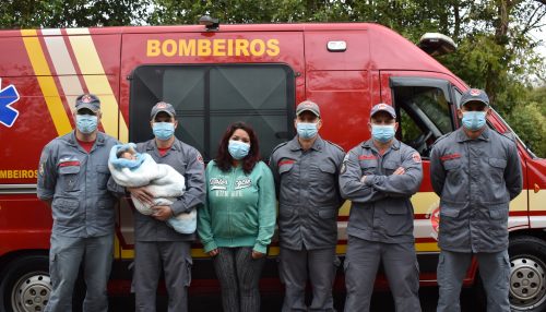 Bombeiros que salvaram bebê engasgada reencontram a família