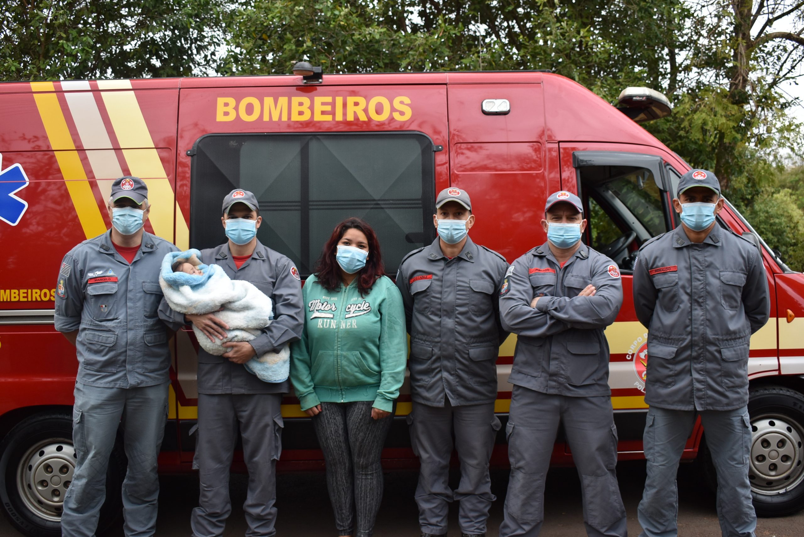 Bombeiros que salvaram bebê engasgada reencontram a família