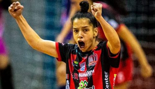 Adamantinense de 19 anos se destaca no futsal feminino no Paraná
