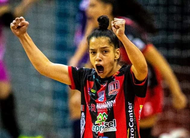 Adamantinense de 19 anos se destaca no futsal feminino no Paraná