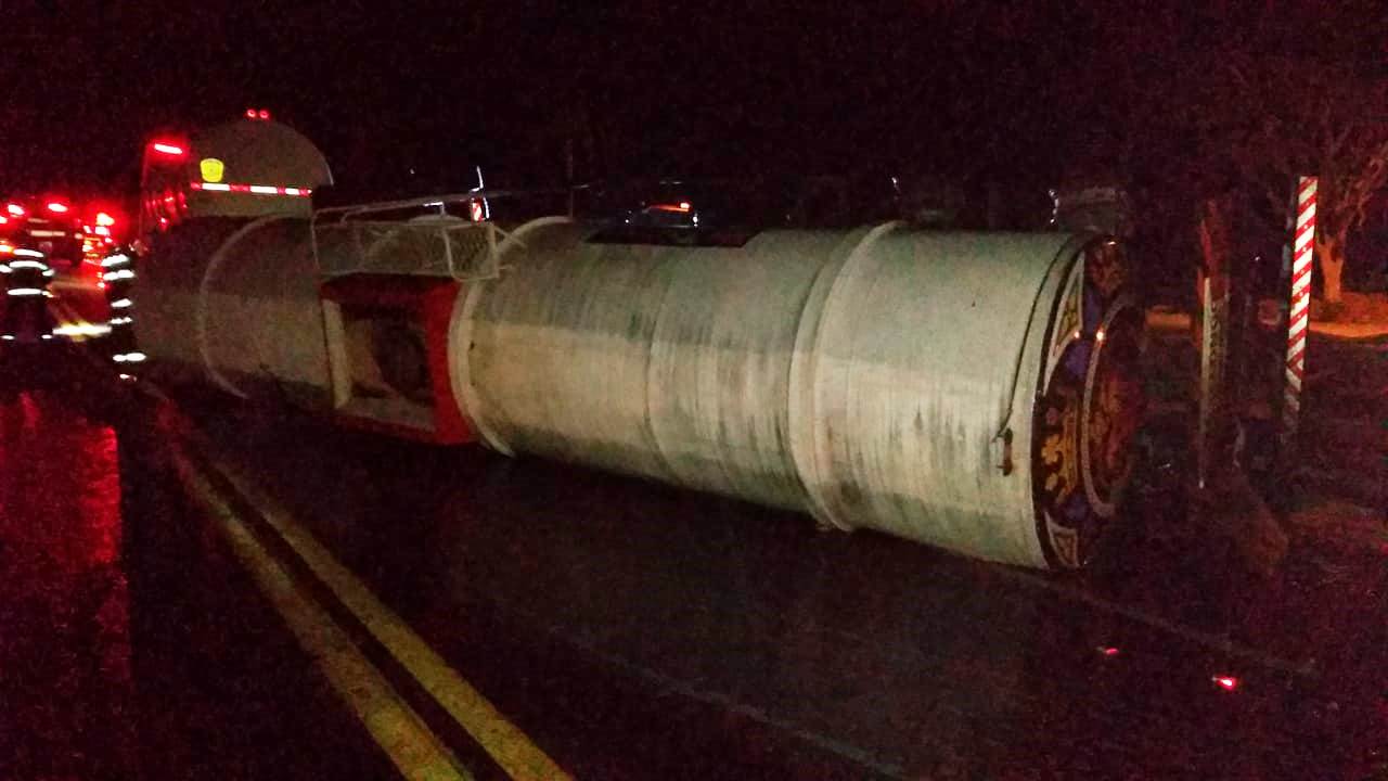 Reboques de óleo se desprendem de caminhão, tombam e pegam fogo na SP-294