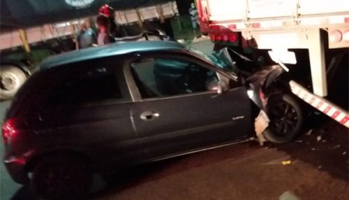 Motorista fica ferido após bater carro na traseira de caminhão estacionado em Adamantina