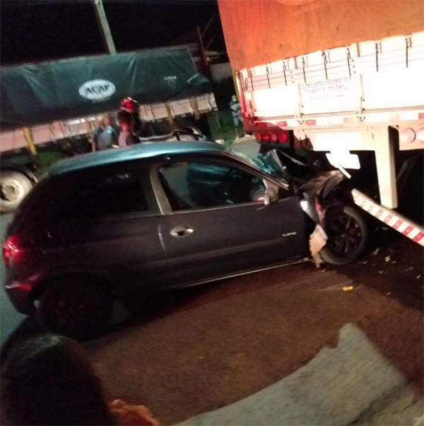 Motorista fica ferido após bater carro na traseira de caminhão estacionado em Adamantina