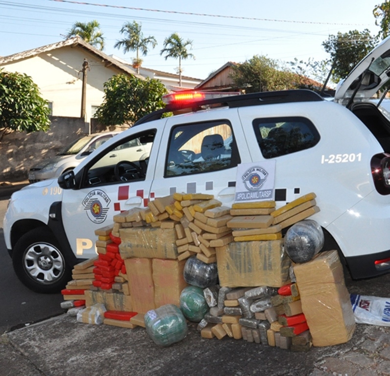 Polícia Militar faz grande apreensão de drogas após acompanhamento de veículo na SP-294