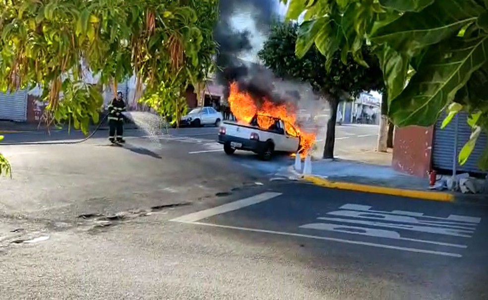 Incêndio atinge picape e árvore em avenida de Dracena