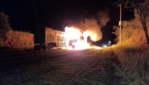 Incêndio em caminhão e em cargas é registrado após batida na Rodovia Assis Chateaubriand, em Parapuã