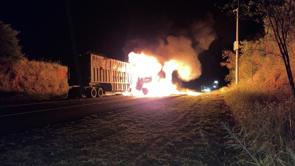 Incêndio em caminhão e em cargas é registrado após batida na Rodovia Assis Chateaubriand, em Parapuã