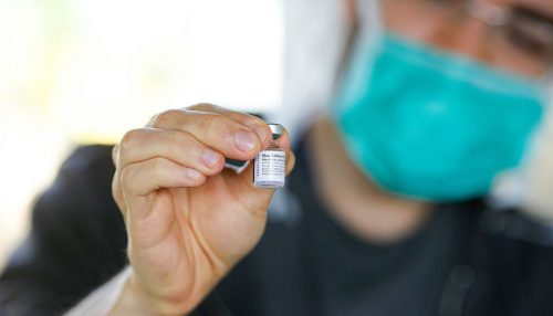 Governo reduz intervalo para reforço vacinal e anuncia quarta dose para imunossuprimidos