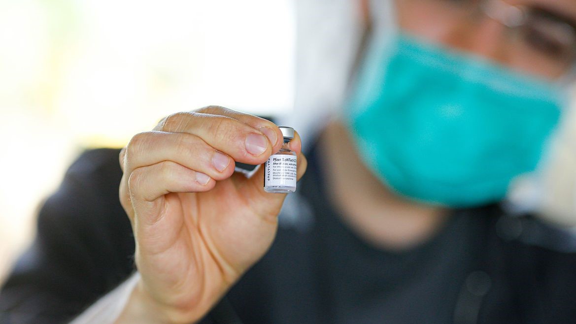 Governo reduz intervalo para reforço vacinal e anuncia quarta dose para imunossuprimidos