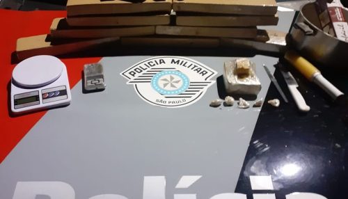 Ao avistar a PM, homem abandona motocicleta e mais de 10 quilos de drogasPublicado