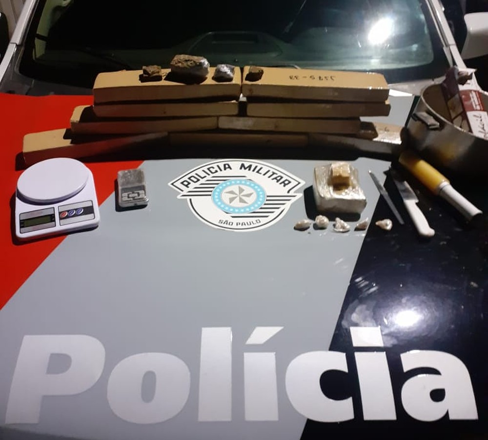 Ao avistar a PM, homem abandona motocicleta e mais de 10 quilos de drogasPublicado