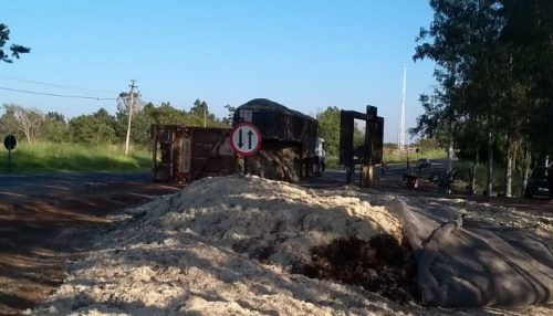 Carreta de bitrem tomba na SP-294, rotatória da Lagoa Seca