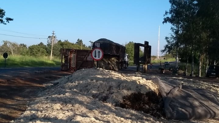 Carreta de bitrem tomba na SP-294, rotatória da Lagoa Seca