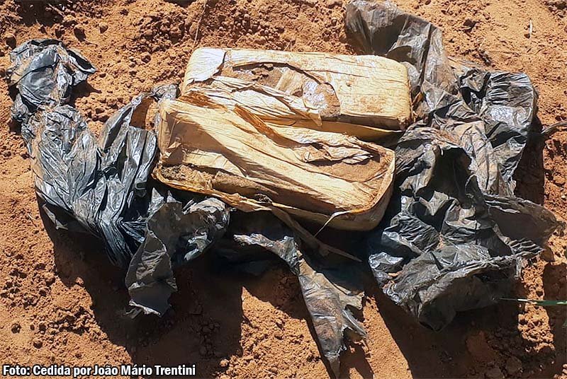 Tijolos de maconha são encontrados durante escavação de alicerce de casa em construção