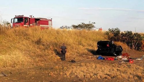 Capotamento de carro em estrada vicinal mata duas pessoas e deixa mulher em estado grave