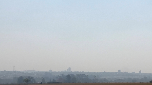 Região é encoberta por nuvem de fumaça