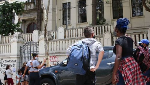 SP: Justiça determina volta de professores só após vacinação completa