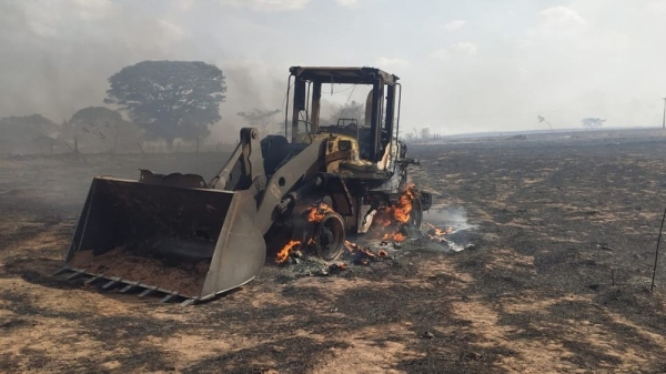 Usando pá carregadeira, funcionário do DER morre no combate a incêndio em vegetação, em Irapuru