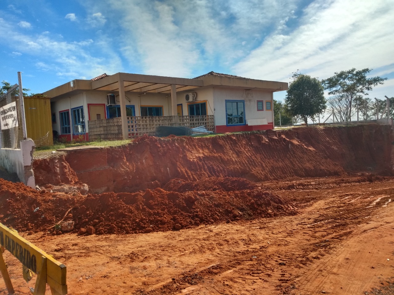 Prefeitura de Adamantina executa obra no muro da EMEI Cecília Meireles