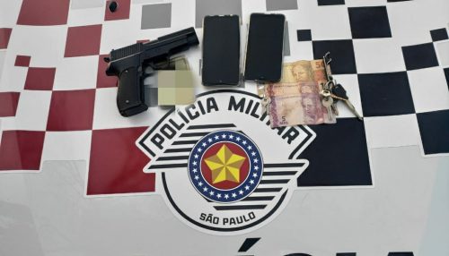 Polícia Militar suspeita de atitude de rapazes em motocicleta, os aborda e apreende simulacro de arma de fogo