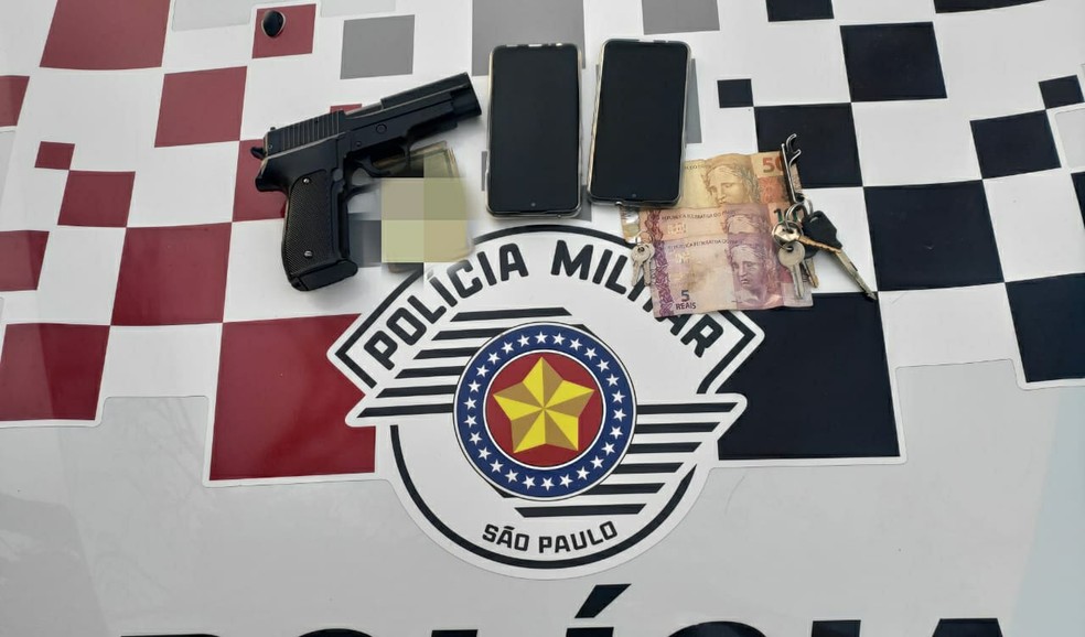 Polícia Militar suspeita de atitude de rapazes em motocicleta, os aborda e apreende simulacro de arma de fogo