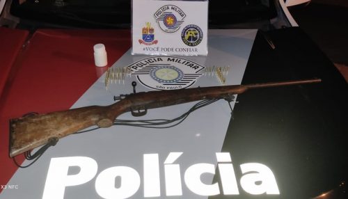 Rifle calibre 22 e munições são localizados em carro e homem acaba preso