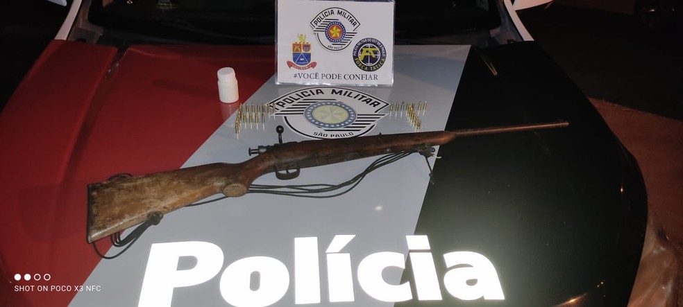 Rifle calibre 22 e munições são localizados em carro e homem acaba preso