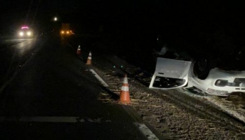 Depois de batida com caminhão, carro capota e ocupantes ficam gravemente feridos