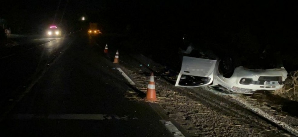 Depois de batida com caminhão, carro capota e ocupantes ficam gravemente feridos