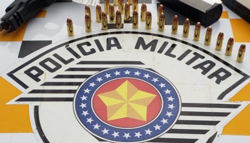 Homem é preso após a Polícia Rodoviária localizar arma, carregadores e munições em seu carro na SP-294