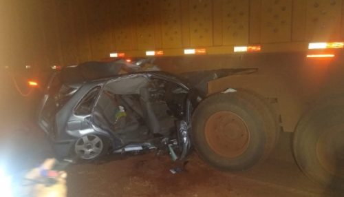Carro bate em bitrem canavieiro que adentrava em rodovia; condutor do automóvel morre