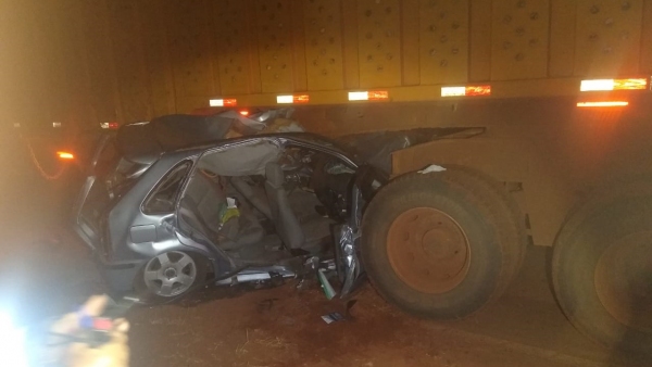 Carro bate em bitrem canavieiro que adentrava em rodovia; condutor do automóvel morre