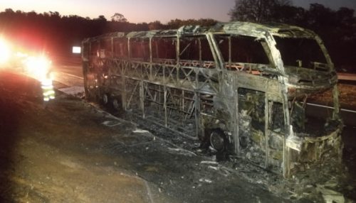 Ônibus de passageiros pega fogo na rodovia, em Rancharia; veículo levava quatro passageiros