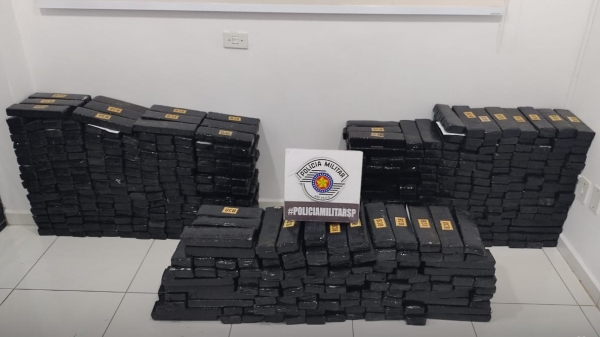 PM desconfia de veículo com suspensão muito baixa e descobre carregamento de 548 tijolos de maconha