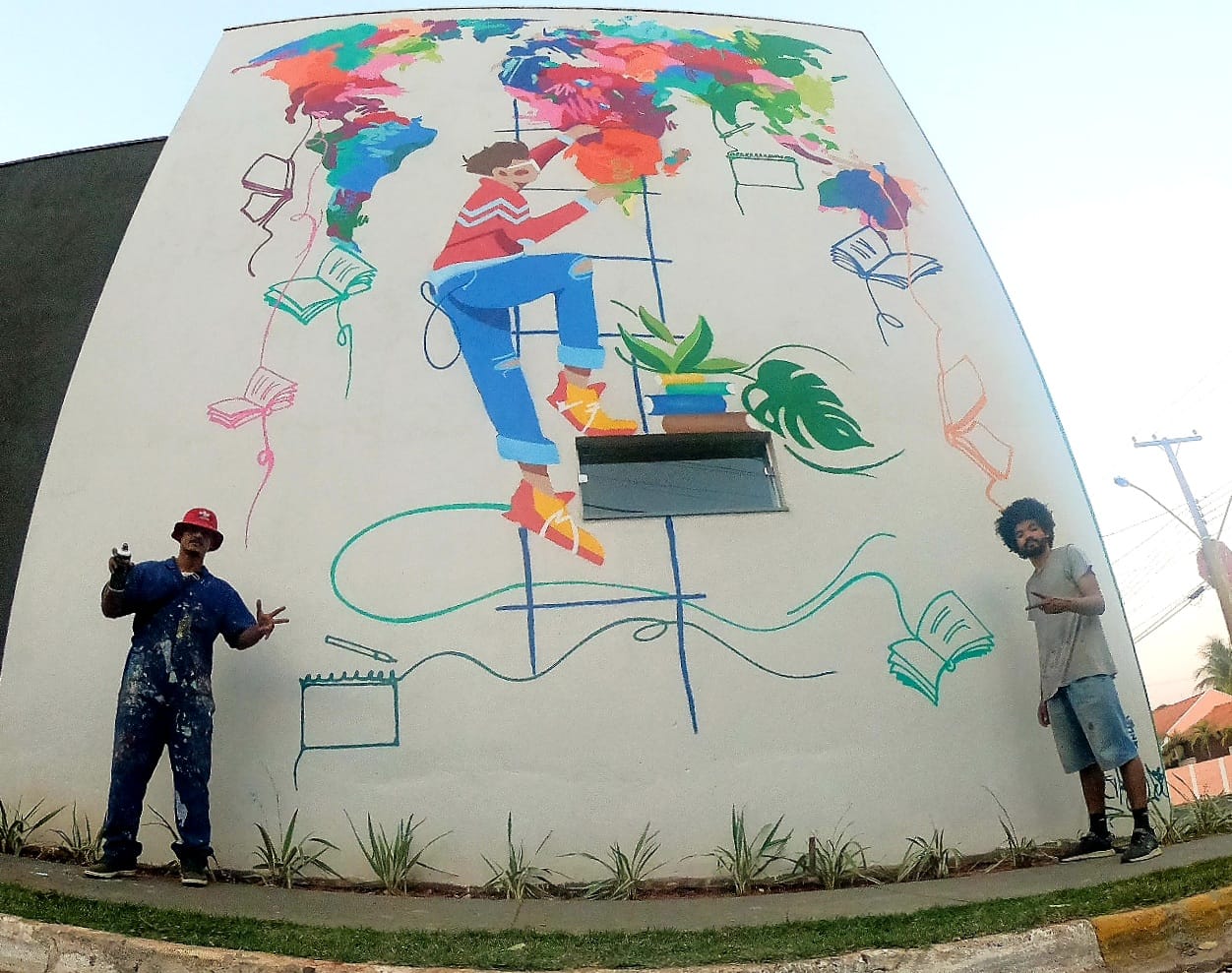 Instituição Capaz revitaliza visual e inova com arte urbana em grafite na parede da sede
