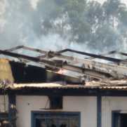 Instalações de antigo curtume são atingidas por incêndio em Adamantina