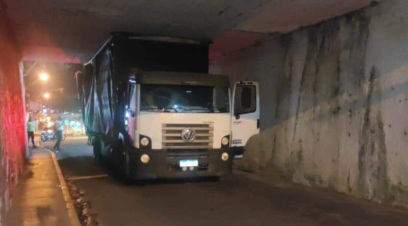 Caminhão baú alto fica enroscado em viaduto em Osvaldo Cruz