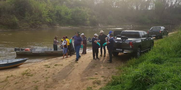 Voluntários realizam limpeza no Rio Aguapeí/Salto Botelho em Lucélia