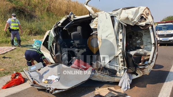 Casal fica ferido após capotamento na SP-294