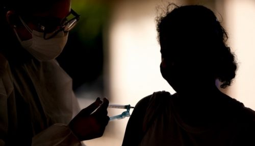 Vai e vem: moradores relatam dificuldades para ter acesso à vacinação; Saúde se posiciona em nota