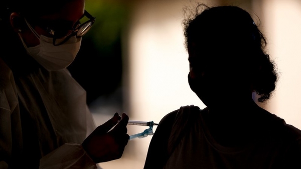 Vai e vem: moradores relatam dificuldades para ter acesso à vacinação; Saúde se posiciona em nota