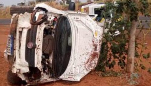 Duas pessoas ficam feridas em capotamento