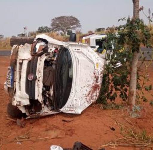 Duas pessoas ficam feridas em capotamento