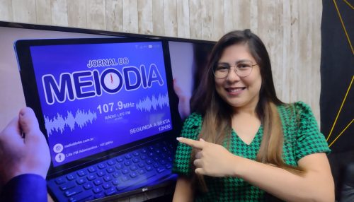 Coordenadora do Grupo Calebe Regiane Brito, evidencia assistência  dada aos idosos.