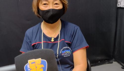 Crianças nos semáforos de Adamantina, vendendo doces