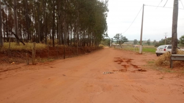 Após decisão judicial, Eixo SP remove defensas metálicas que bloqueavam estrada rural em Parapuã