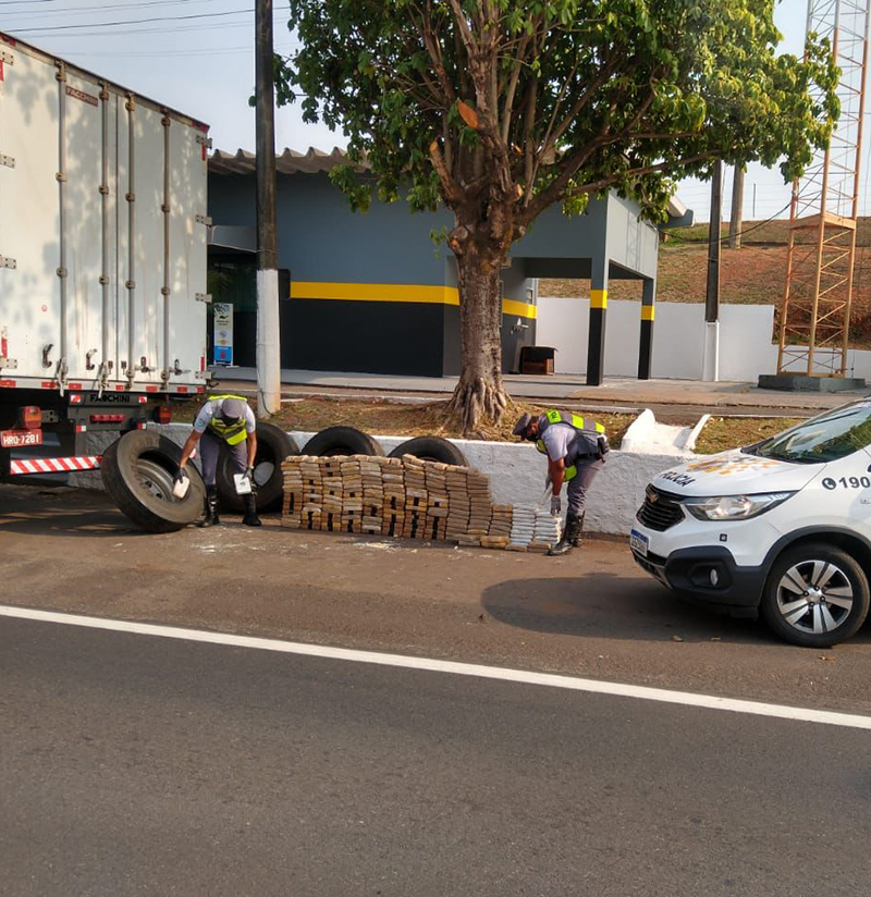 Polícia Rodoviária faz grande apreensão de pasta base de cocaína na SP-294 em Adamantina