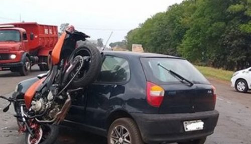 Motociclista fica ferido em colisão com carro
