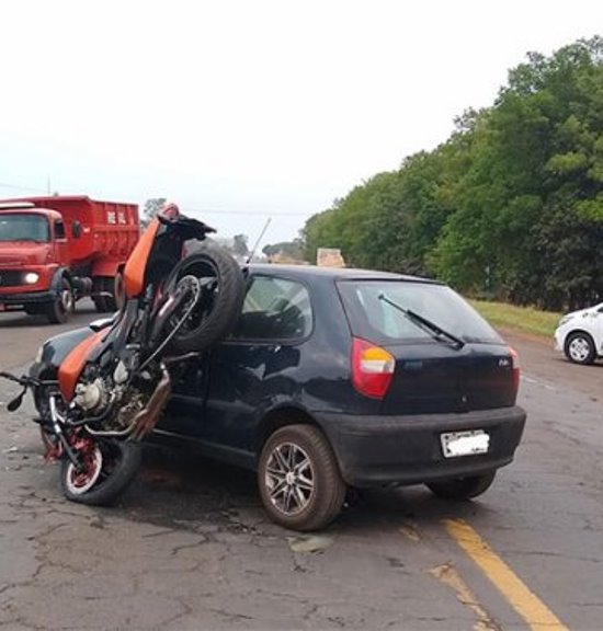 Motociclista fica ferido em colisão com carro