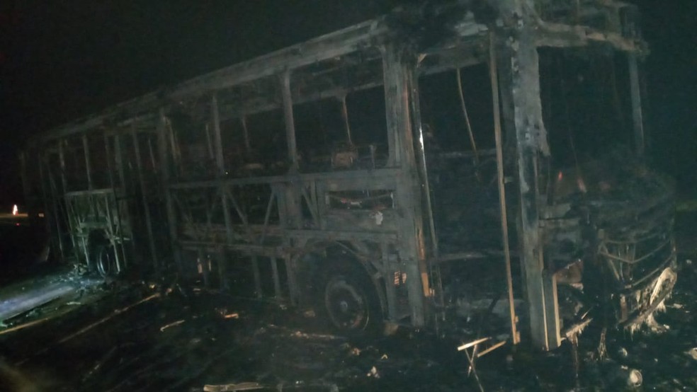 Após estouro de pneu, ônibus pega fogo na Rodovia Comandante João Ribeiro de Barros